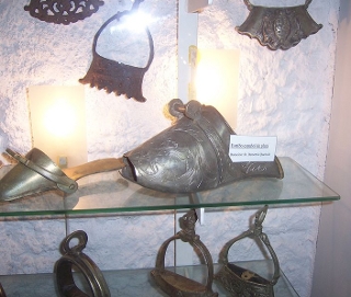 historischer Steigbügel als Schutzwaffe